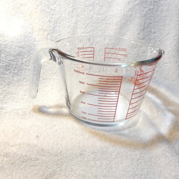 BETTY CROCKER ~~~ 4 Cup Clear Glass, Easy to Read MEASURING CUP ~~~ - Picture 2 of 2
